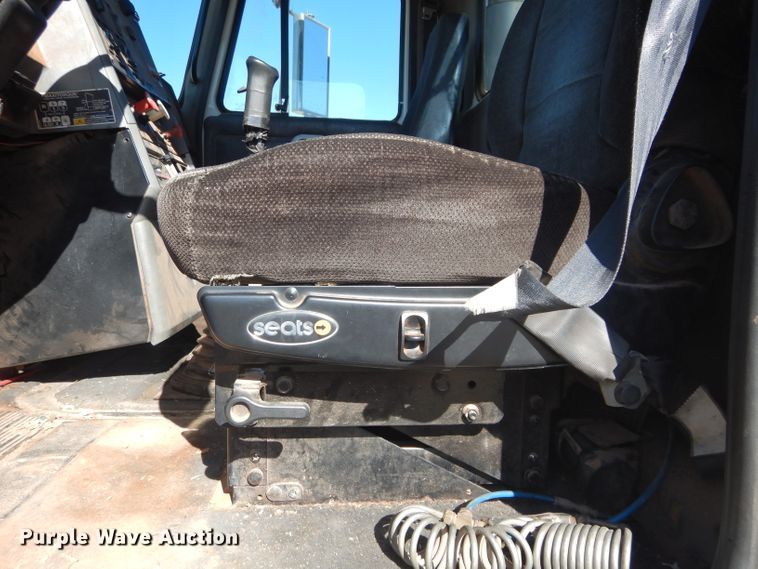 image for item GE9075 2000 Mack CH613 semi truck