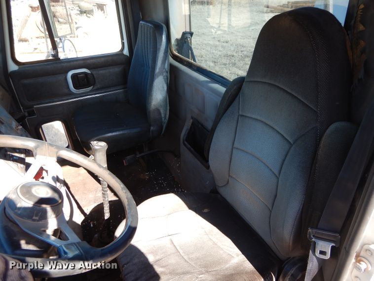 image for item GE9075 2000 Mack CH613 semi truck