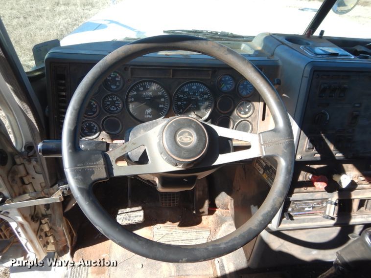 image for item GE9075 2000 Mack CH613 semi truck