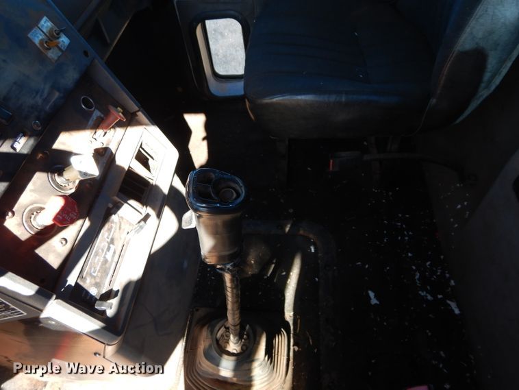 image for item GE9075 2000 Mack CH613 semi truck