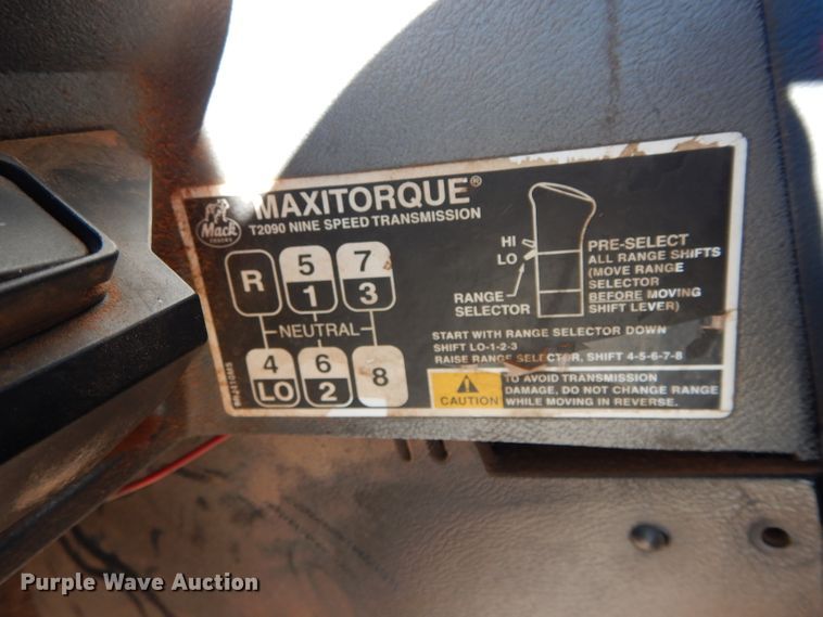 image for item GE9075 2000 Mack CH613 semi truck