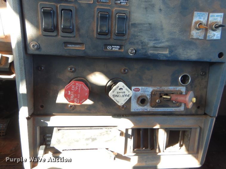 image for item GE9075 2000 Mack CH613 semi truck