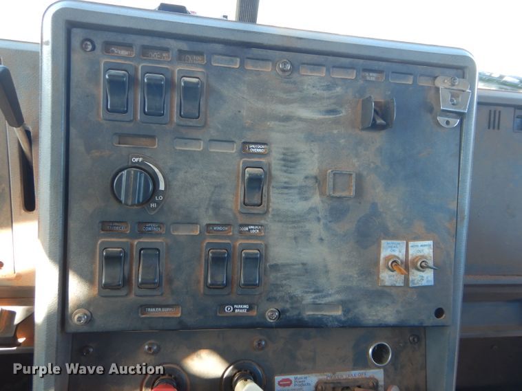 image for item GE9075 2000 Mack CH613 semi truck