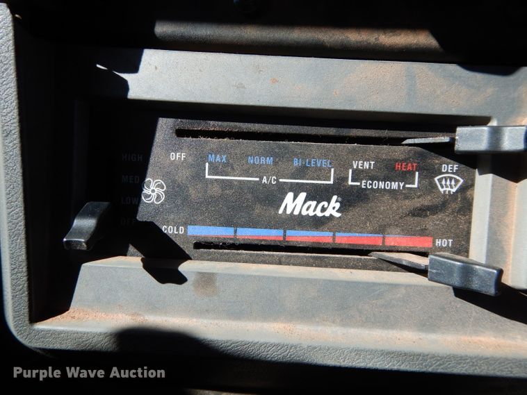 image for item GE9075 2000 Mack CH613 semi truck