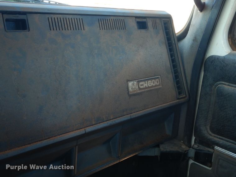 image for item GE9075 2000 Mack CH613 semi truck