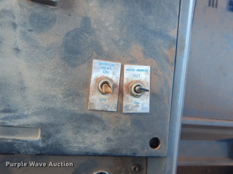 image for item GE9075 2000 Mack CH613 semi truck