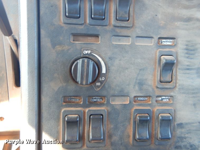 image for item GE9075 2000 Mack CH613 semi truck