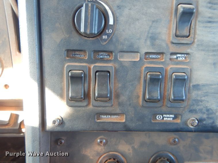 image for item GE9075 2000 Mack CH613 semi truck