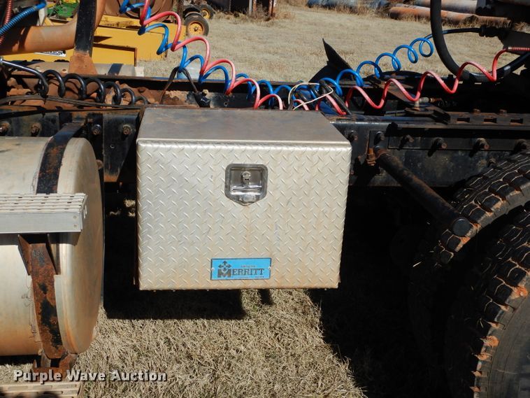 image for item GE9075 2000 Mack CH613 semi truck