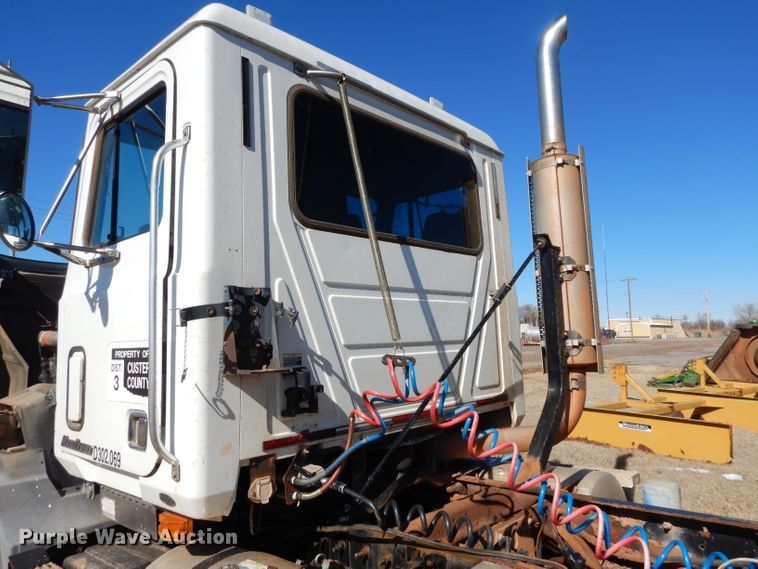 image for item GE9075 2000 Mack CH613 semi truck