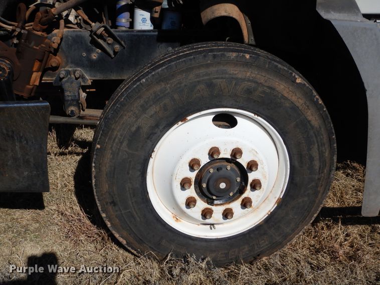 image for item GE9075 2000 Mack CH613 semi truck