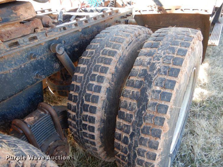 image for item GE9075 2000 Mack CH613 semi truck