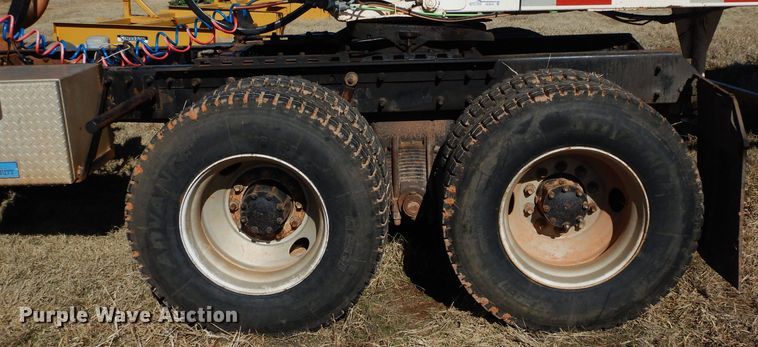 image for item GE9075 2000 Mack CH613 semi truck