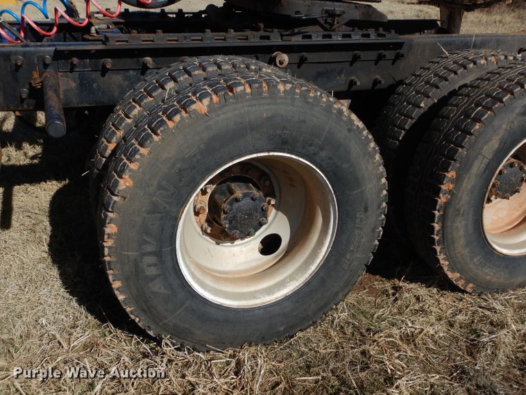 image for item GE9075 2000 Mack CH613 semi truck