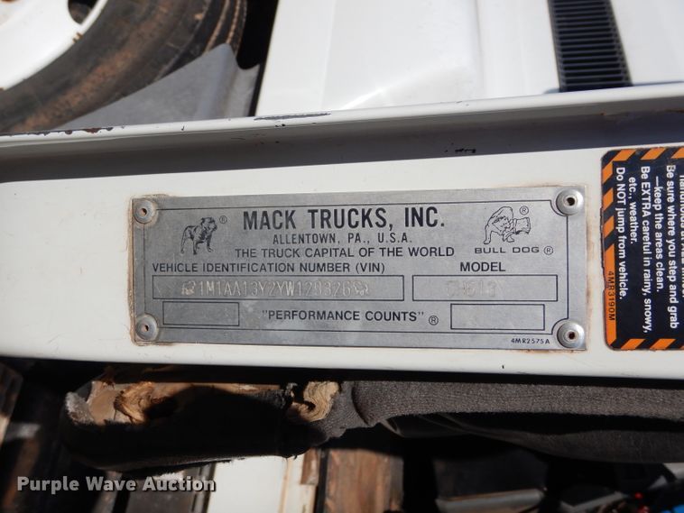 image for item GE9075 2000 Mack CH613 semi truck