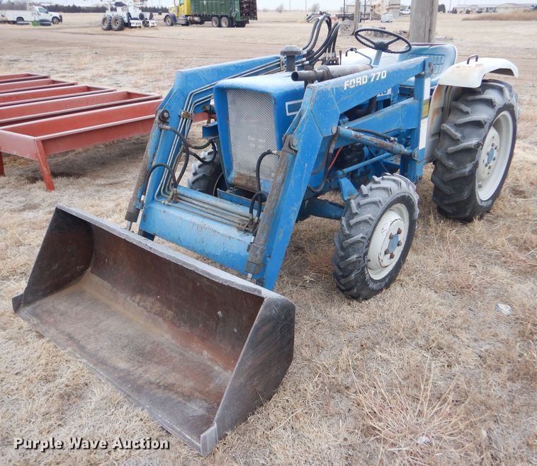 image for item DE1352 1980 Ford 1700 MFWD tractor
