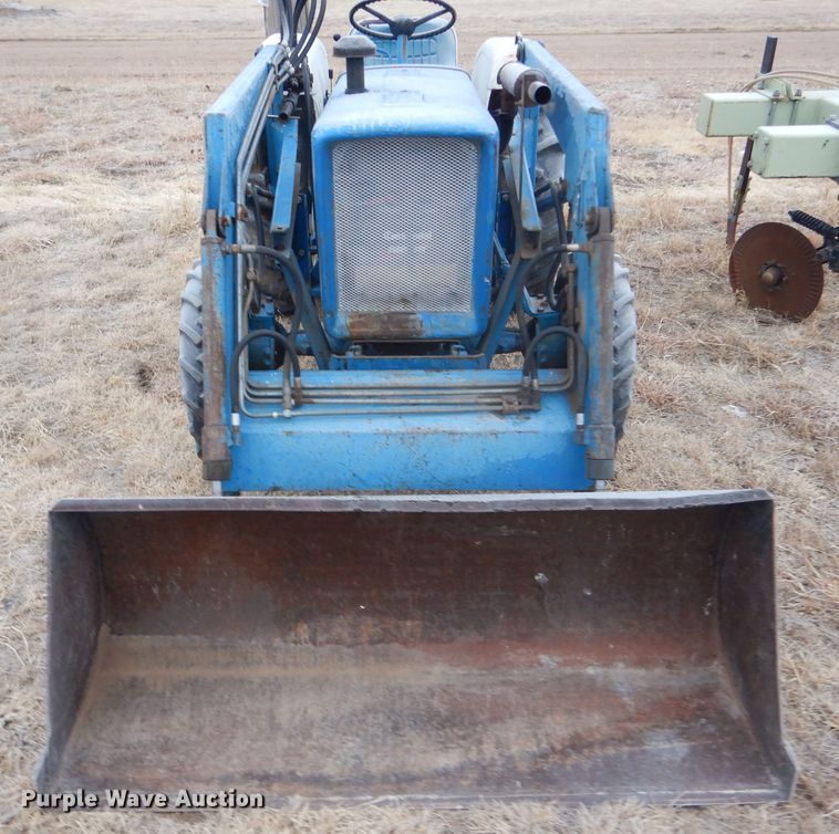 image for item DE1352 1980 Ford 1700 MFWD tractor