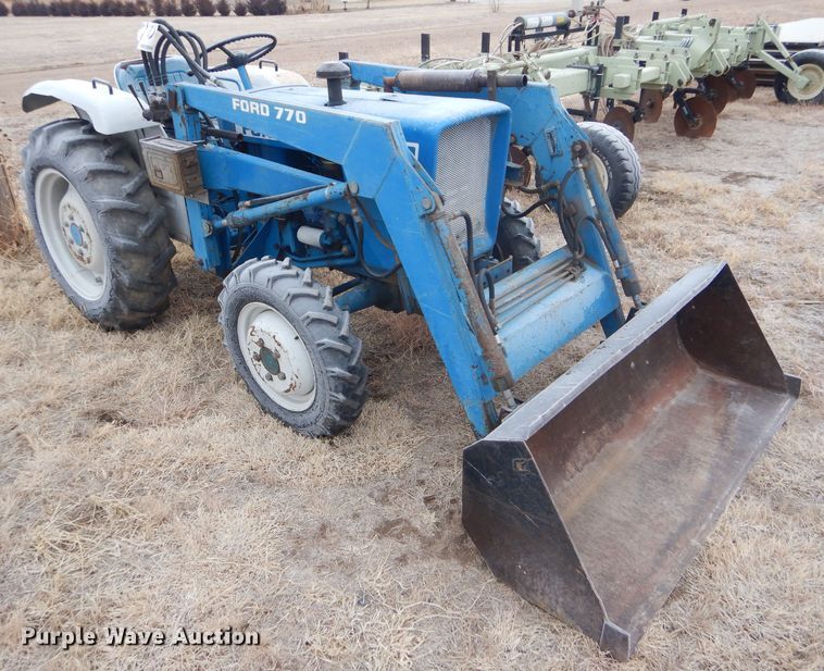 image for item DE1352 1980 Ford 1700 MFWD tractor