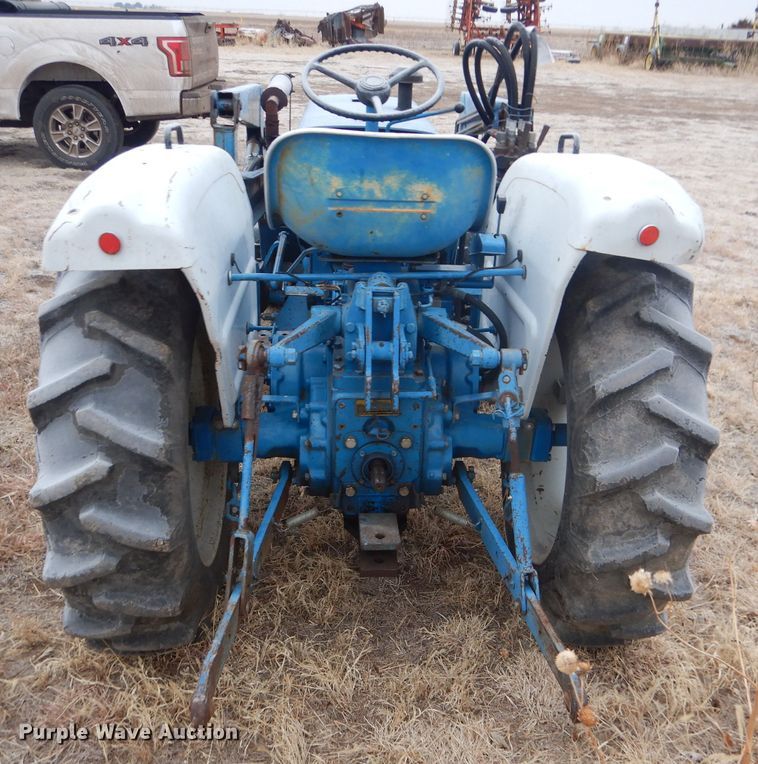 image for item DE1352 1980 Ford 1700 MFWD tractor