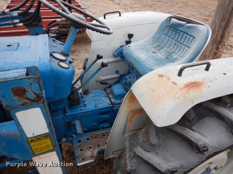 image for item DE1352 1980 Ford 1700 MFWD tractor