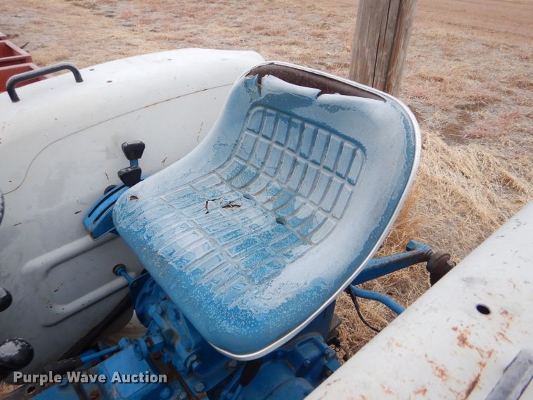image for item DE1352 1980 Ford 1700 MFWD tractor