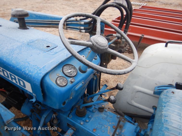 image for item DE1352 1980 Ford 1700 MFWD tractor