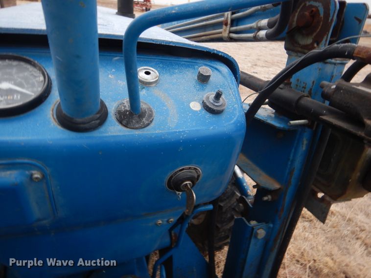 image for item DE1352 1980 Ford 1700 MFWD tractor