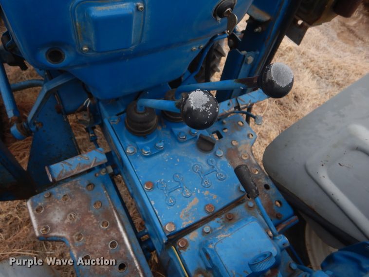 image for item DE1352 1980 Ford 1700 MFWD tractor