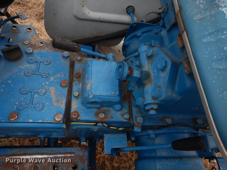 image for item DE1352 1980 Ford 1700 MFWD tractor