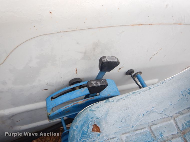 image for item DE1352 1980 Ford 1700 MFWD tractor