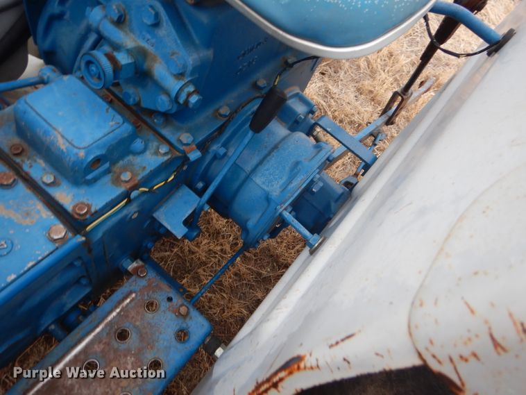 image for item DE1352 1980 Ford 1700 MFWD tractor