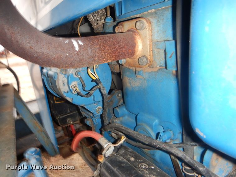 image for item DE1352 1980 Ford 1700 MFWD tractor