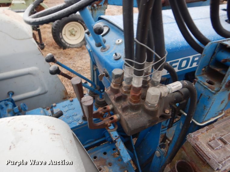 image for item DE1352 1980 Ford 1700 MFWD tractor