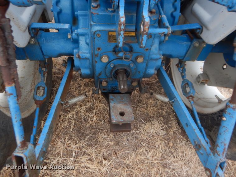 image for item DE1352 1980 Ford 1700 MFWD tractor