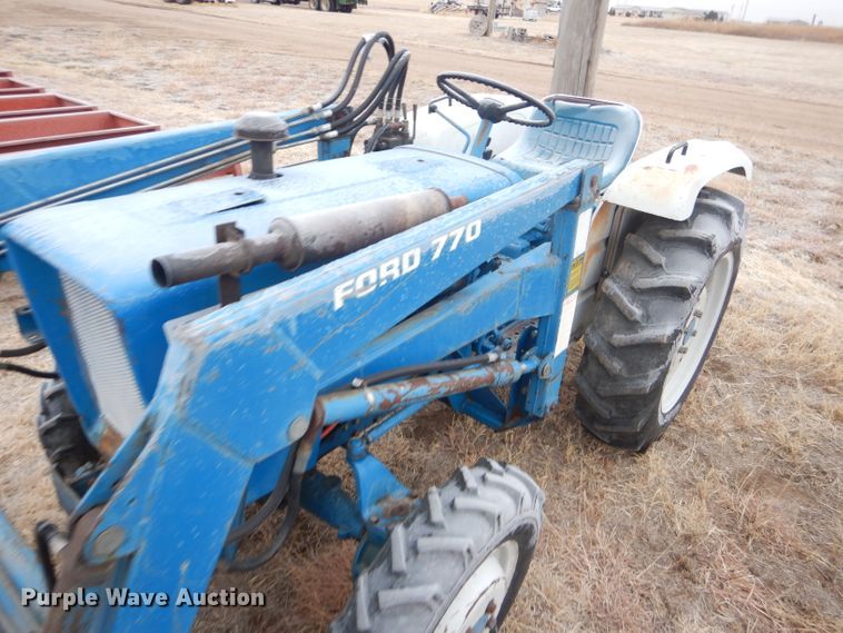 image for item DE1352 1980 Ford 1700 MFWD tractor