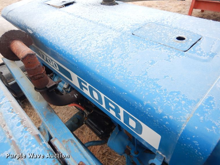 image for item DE1352 1980 Ford 1700 MFWD tractor