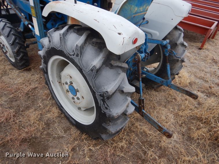 image for item DE1352 1980 Ford 1700 MFWD tractor