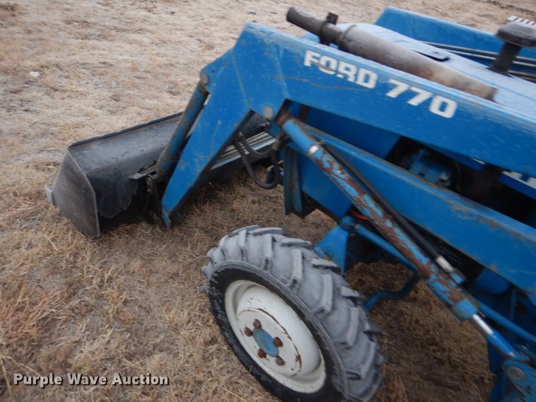 image for item DE1352 1980 Ford 1700 MFWD tractor