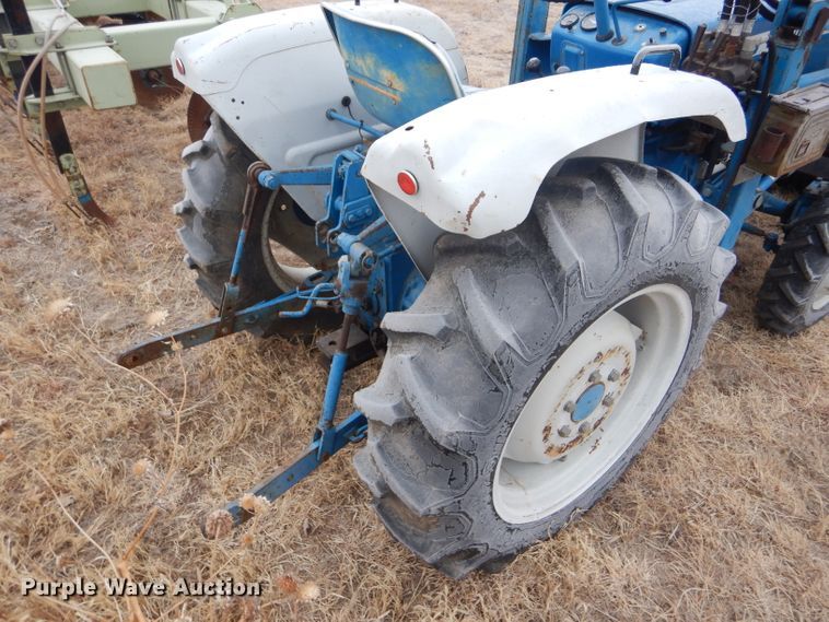 image for item DE1352 1980 Ford 1700 MFWD tractor