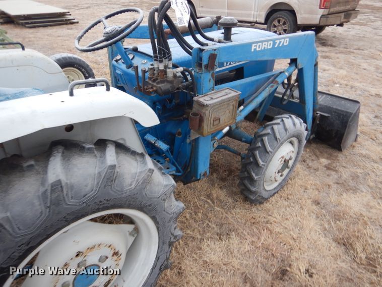 image for item DE1352 1980 Ford 1700 MFWD tractor