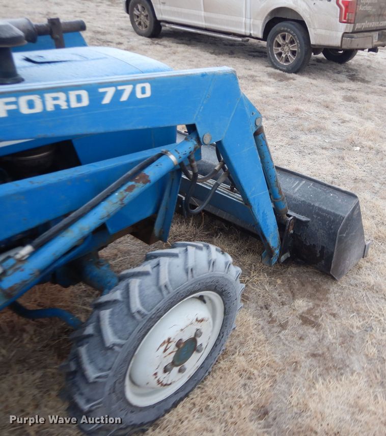 image for item DE1352 1980 Ford 1700 MFWD tractor