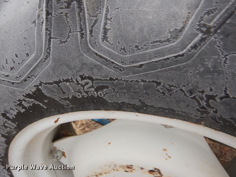 image for item DE1352 1980 Ford 1700 MFWD tractor