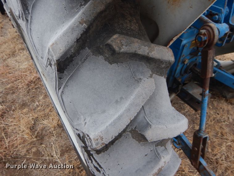 image for item DE1352 1980 Ford 1700 MFWD tractor