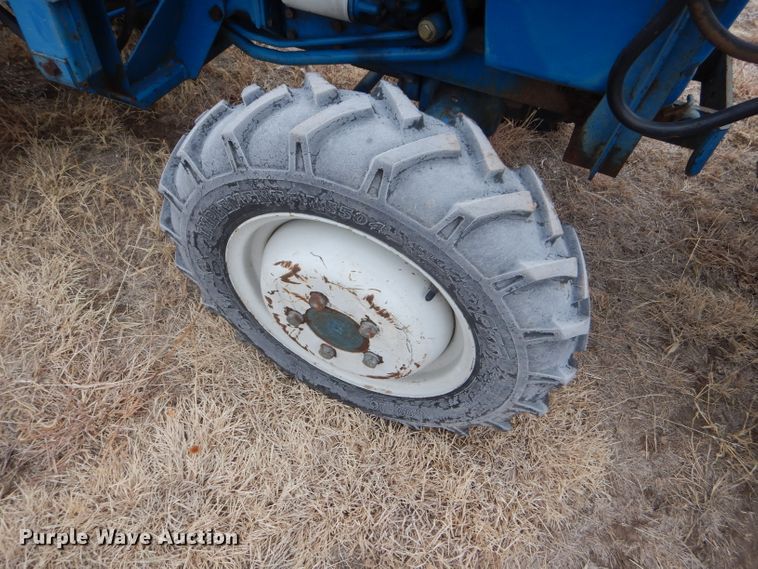 image for item DE1352 1980 Ford 1700 MFWD tractor