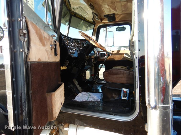 image for item DI0016 1996 Peterbilt 379 semi truck