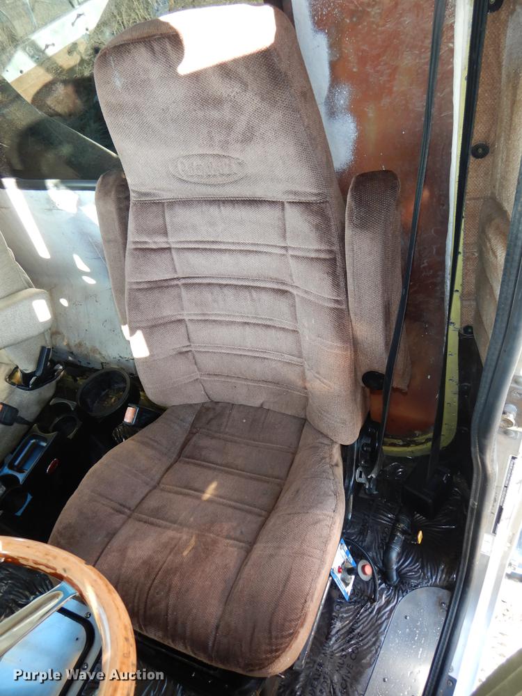 image for item DI0016 1996 Peterbilt 379 semi truck