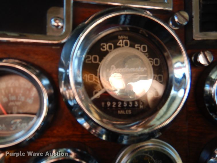 image for item DI0016 1996 Peterbilt 379 semi truck