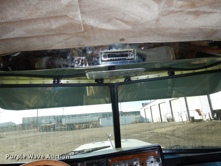 image for item DI0016 1996 Peterbilt 379 semi truck