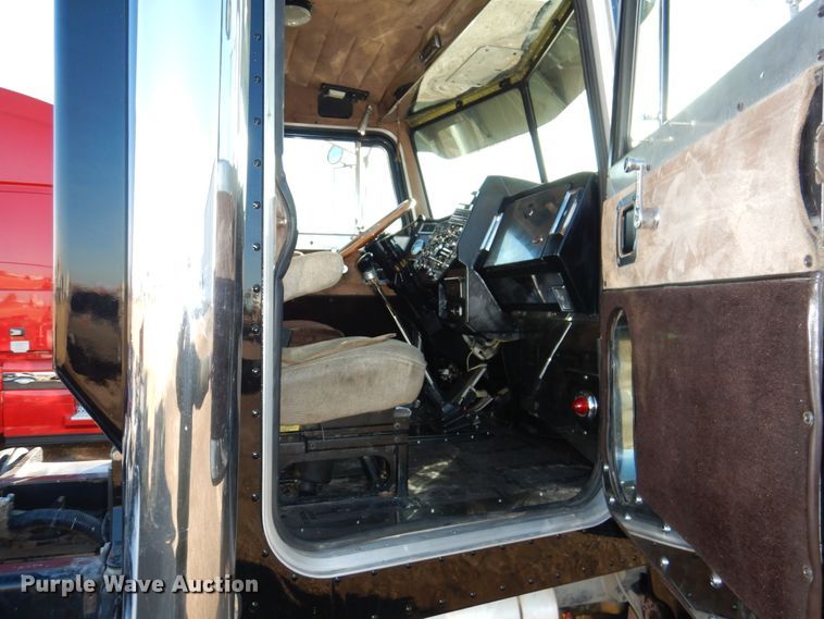 image for item DI0016 1996 Peterbilt 379 semi truck