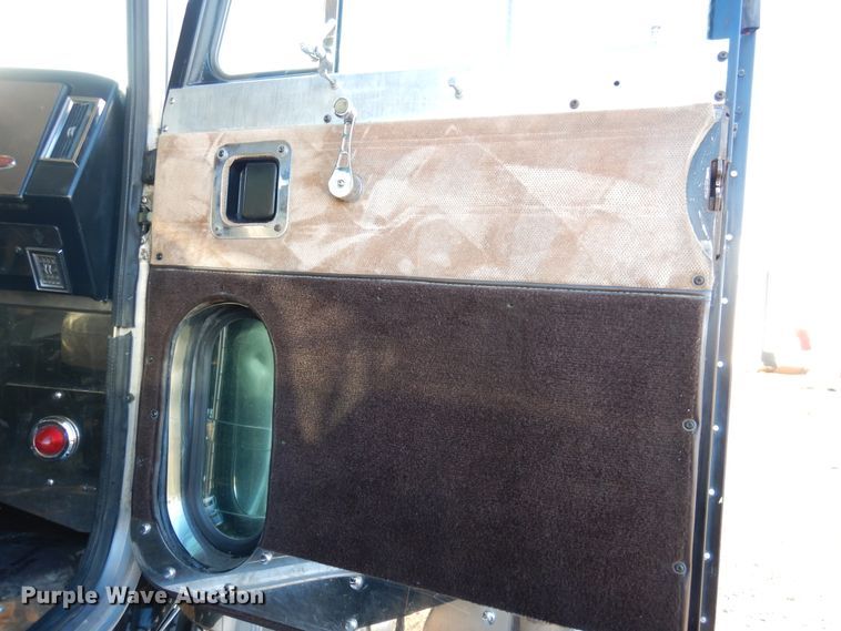 image for item DI0016 1996 Peterbilt 379 semi truck